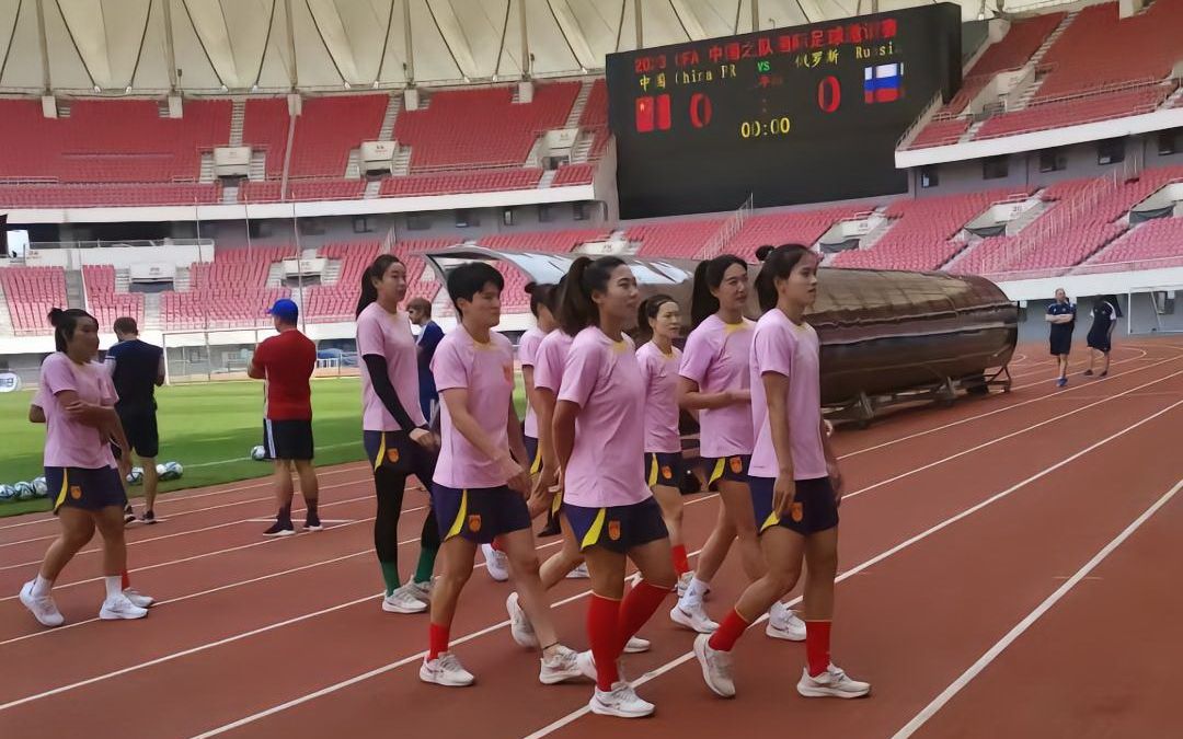 关于俄罗斯女足对抗压力，展现团结实力的信息