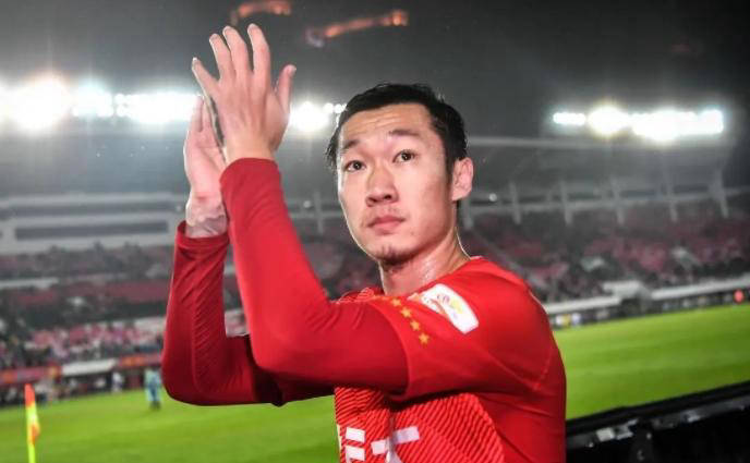 包含上港队长:球队士气高涨瞄准夺冠的词条